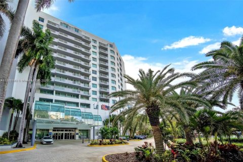 Condominio en venta en Fort Lauderdale, Florida, 1 dormitorio, 43.66 m2 № 1696031 - foto 2