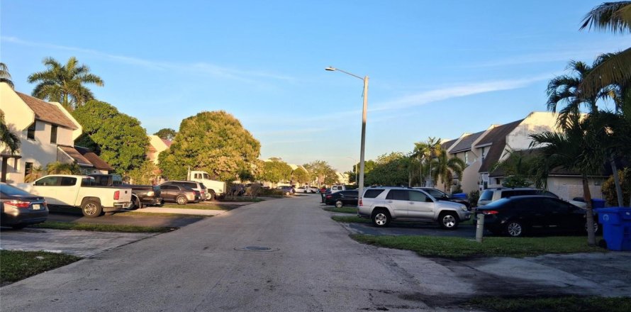 Adosado en North Lauderdale, Florida 3 dormitorios, 122.82 m2 № 2154177