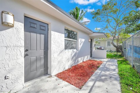 Propiedad comercial en venta en Miami, Florida, 153.29 m2 № 2043816 - foto 3