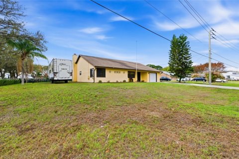 House in Port St. Lucie, Florida 2 bedrooms, 200.76 sq.m. № 2044791 - photo 4