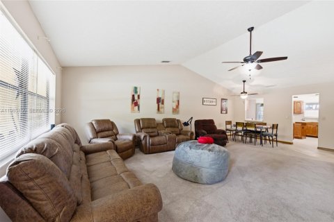 House in Port St. Lucie, Florida 2 bedrooms, 200.76 sq.m. № 2044791 - photo 13