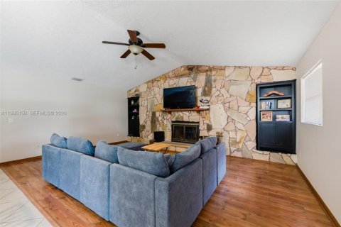 House in Port St. Lucie, Florida 2 bedrooms, 200.76 sq.m. № 2044791 - photo 18