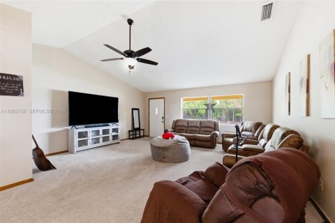 House in Port St. Lucie, Florida 2 bedrooms, 200.76 sq.m. № 2044791 - photo 14