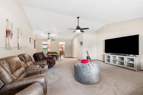 House in Port St. Lucie, Florida 2 bedrooms, 200.76 sq.m. № 2044791 - photo 11