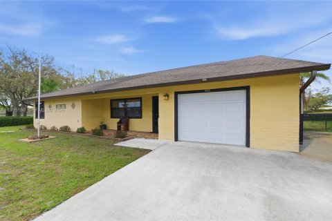 House in Port St. Lucie, Florida 2 bedrooms, 200.76 sq.m. № 2044791 - photo 2
