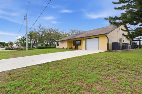 House in Port St. Lucie, Florida 2 bedrooms, 200.76 sq.m. № 2044791
