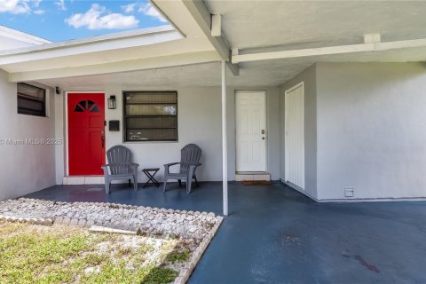 House in Miramar, Florida 3 bedrooms, 117.24 sq.m. № 1871630 - photo 3