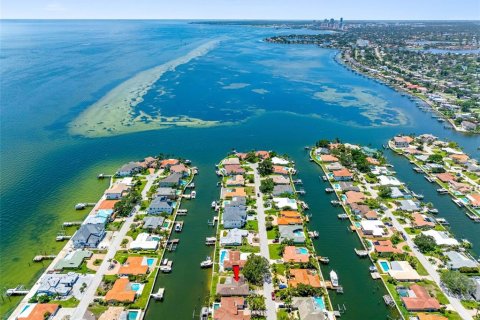 House in Saint Petersburg, Florida 4 bedrooms, 202.53 sq.m. № 1911179 - photo 7