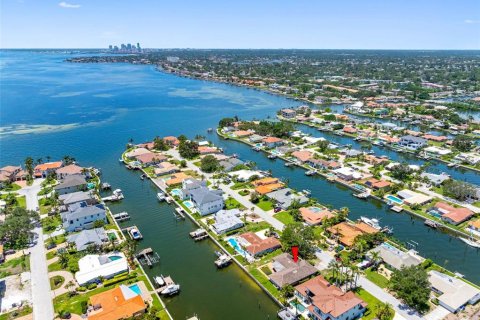 House in Saint Petersburg, Florida 4 bedrooms, 202.53 sq.m. № 1911179 - photo 5