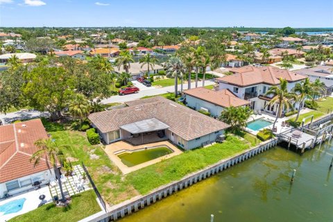 House in Saint Petersburg, Florida 4 bedrooms, 202.53 sq.m. № 1911179 - photo 1