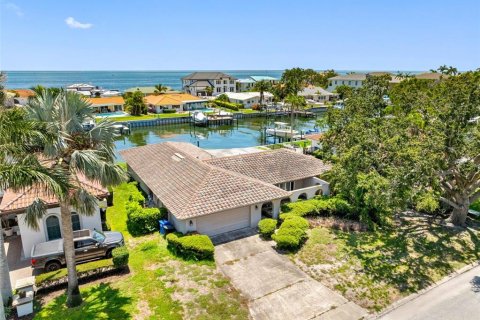 House in Saint Petersburg, Florida 4 bedrooms, 202.53 sq.m. № 1911179 - photo 3