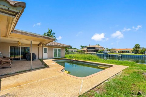 House in Saint Petersburg, Florida 4 bedrooms, 202.53 sq.m. № 1911179 - photo 8