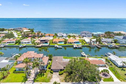 House in Saint Petersburg, Florida 4 bedrooms, 202.53 sq.m. № 1911179 - photo 4