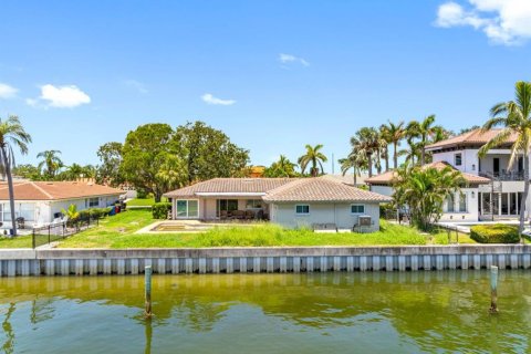 House in Saint Petersburg, Florida 4 bedrooms, 202.53 sq.m. № 1911179 - photo 12