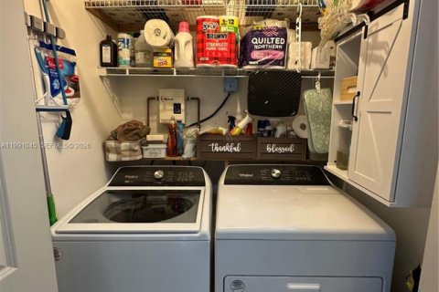 Casa en alquiler en Miami, Florida, 3 dormitorios, 117.8 m2 № 2057350 - foto 30