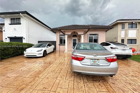 Casa en alquiler en Miami, Florida, 3 dormitorios, 117.8 m2 № 2057350 - foto 4