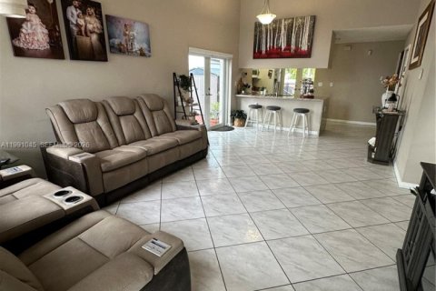 Casa en alquiler en Miami, Florida, 3 dormitorios, 117.8 m2 № 2057350 - foto 6