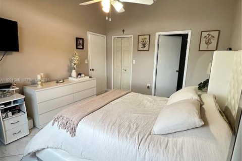 Casa en alquiler en Miami, Florida, 3 dormitorios, 117.8 m2 № 2057350 - foto 14