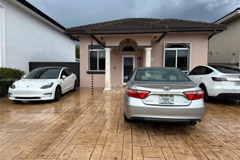 Casa en alquiler en Miami, Florida, 3 dormitorios, 117.8 m2 № 2057350 - foto 2