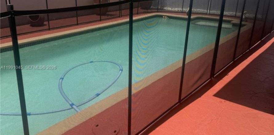 Casa en Miami, Florida 3 dormitorios, 117.8 m2 № 2057350