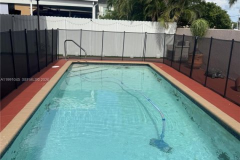 Casa en alquiler en Miami, Florida, 3 dormitorios, 117.8 m2 № 2057350 - foto 25