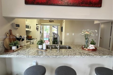 Casa en alquiler en Miami, Florida, 3 dormitorios, 117.8 m2 № 2057350 - foto 10