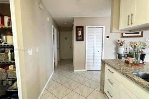 Casa en alquiler en Miami, Florida, 3 dormitorios, 117.8 m2 № 2057350 - foto 9