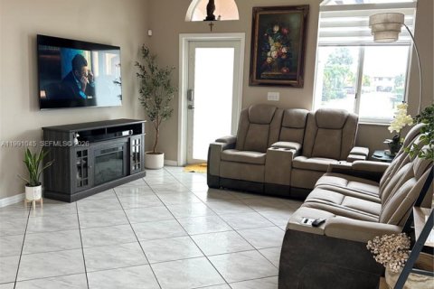 Casa en alquiler en Miami, Florida, 3 dormitorios, 117.8 m2 № 2057350 - foto 5