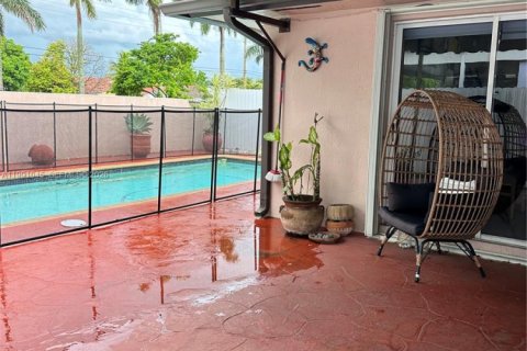 Casa en alquiler en Miami, Florida, 3 dormitorios, 117.8 m2 № 2057350 - foto 24