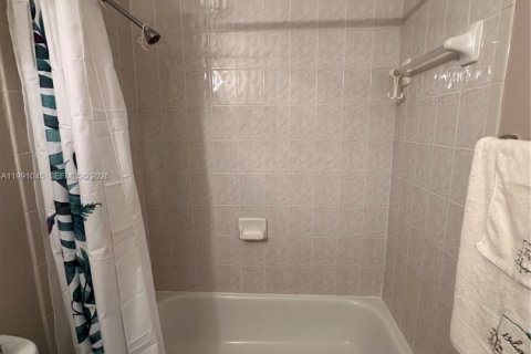 Casa en alquiler en Miami, Florida, 3 dormitorios, 117.8 m2 № 2057350 - foto 23