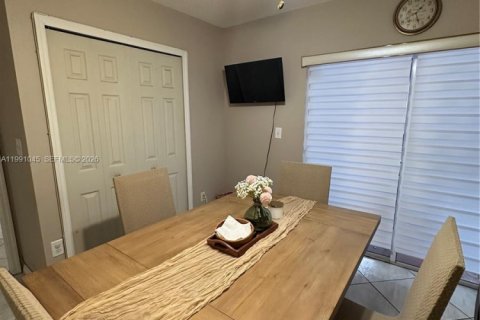 Casa en alquiler en Miami, Florida, 3 dormitorios, 117.8 m2 № 2057350 - foto 12