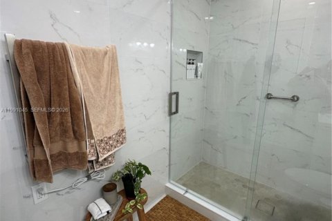 Casa en alquiler en Miami, Florida, 3 dormitorios, 117.8 m2 № 2057350 - foto 17