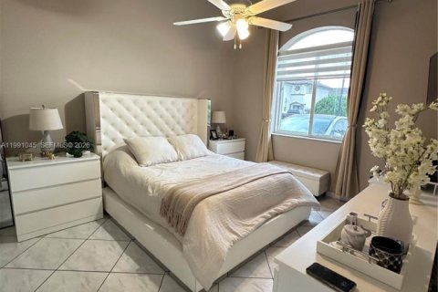 Casa en alquiler en Miami, Florida, 3 dormitorios, 117.8 m2 № 2057350 - foto 13