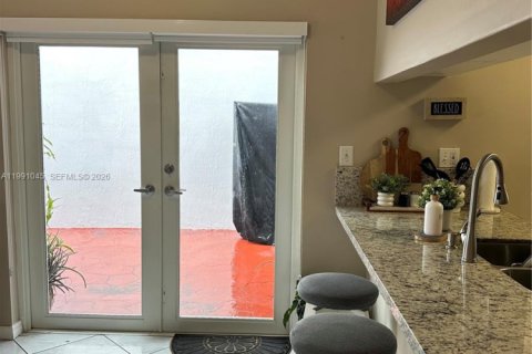 Casa en alquiler en Miami, Florida, 3 dormitorios, 117.8 m2 № 2057350 - foto 11