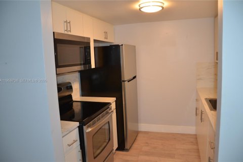 Condominio en alquiler en Pembroke Pines, Florida, 1 dormitorio, 63.64 m2 № 2025861 - foto 10