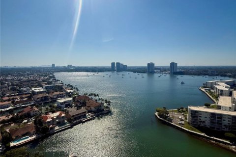 Condominio en alquiler en Aventura, Florida, 2 dormitorios, 125.42 m2 № 2024044 - foto 2