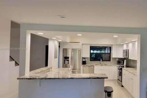 Touwnhouse à louer à Miami, Floride: 2 chambres, 165.37 m2 № 2155024 - photo 15