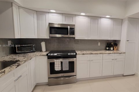 Touwnhouse à louer à Miami, Floride: 2 chambres, 165.37 m2 № 2155024 - photo 13