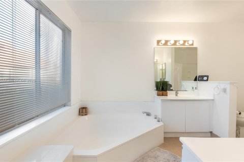 House in Boynton Beach, Florida 3 bedrooms, 240.06 sq.m. № 1974953 - photo 30