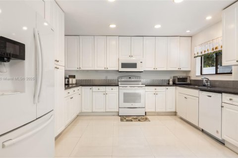 House in Boynton Beach, Florida 3 bedrooms, 240.06 sq.m. № 1974953 - photo 13