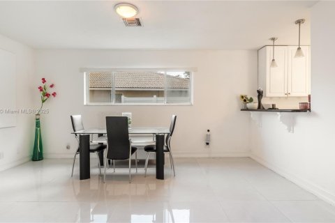 House in Boynton Beach, Florida 3 bedrooms, 240.06 sq.m. № 1974953 - photo 17