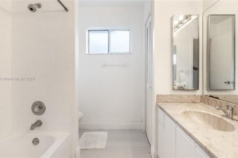 House in Boynton Beach, Florida 3 bedrooms, 240.06 sq.m. № 1974953 - photo 25