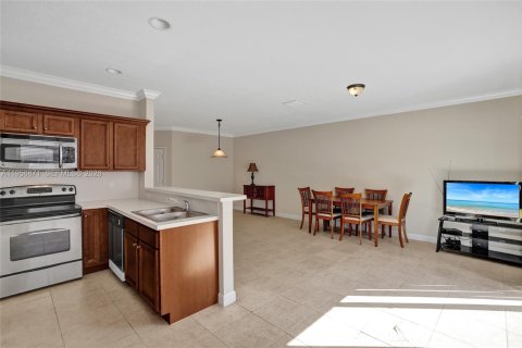 Touwnhouse à vendre à Miami, Floride: 3 chambres, 168.34 m2 № 2033125 - photo 17