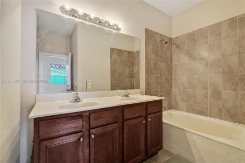 Touwnhouse à vendre à Miami, Floride: 3 chambres, 168.34 m2 № 2033125 - photo 30