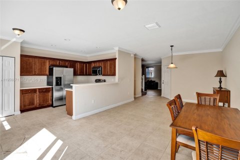 Touwnhouse à vendre à Miami, Floride: 3 chambres, 168.34 m2 № 2033125 - photo 13