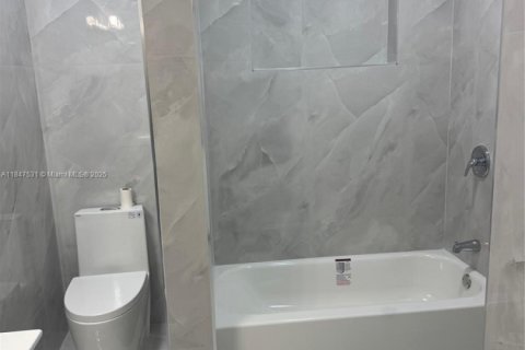 House in Lauderhill, Florida 4 bedrooms, 210.8 sq.m. № 1847640 - photo 11
