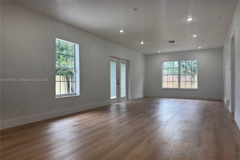House in Lauderhill, Florida 4 bedrooms, 210.8 sq.m. № 1847640 - photo 2
