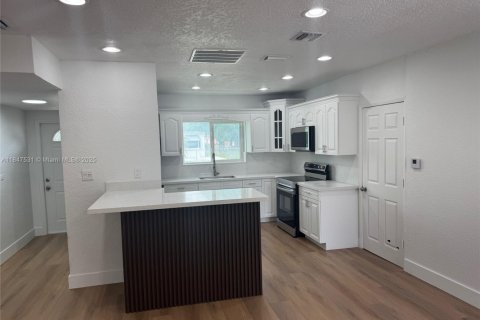 House in Lauderhill, Florida 4 bedrooms, 210.8 sq.m. № 1847640 - photo 5