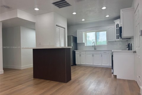 House in Lauderhill, Florida 4 bedrooms, 210.8 sq.m. № 1847640 - photo 6