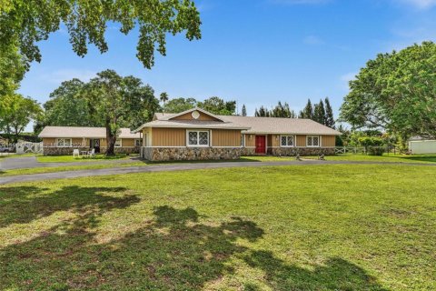 Купить виллу или дом в Дейви, Флорида 7 спален, 410.07м2, № 2079785 - фото 3